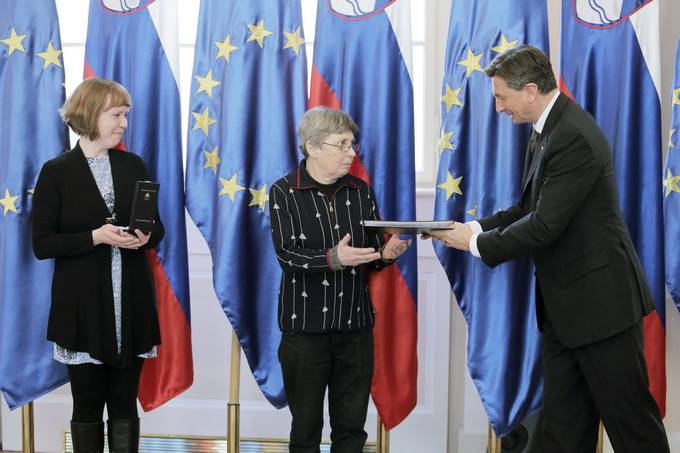 Predsednik Republike Slovenije Borut Pahor je z medaljo za zasluge odlikoval Trubarjev antikvariat. Odlikovanje sta iz rok predsednika Republike Slovenije Boruta Pahorja prevzeli vodja Trubarjevega antikvariata Anamarija Babić in Stanka Golob, ki antikvariat pooseblja že od leta 1980